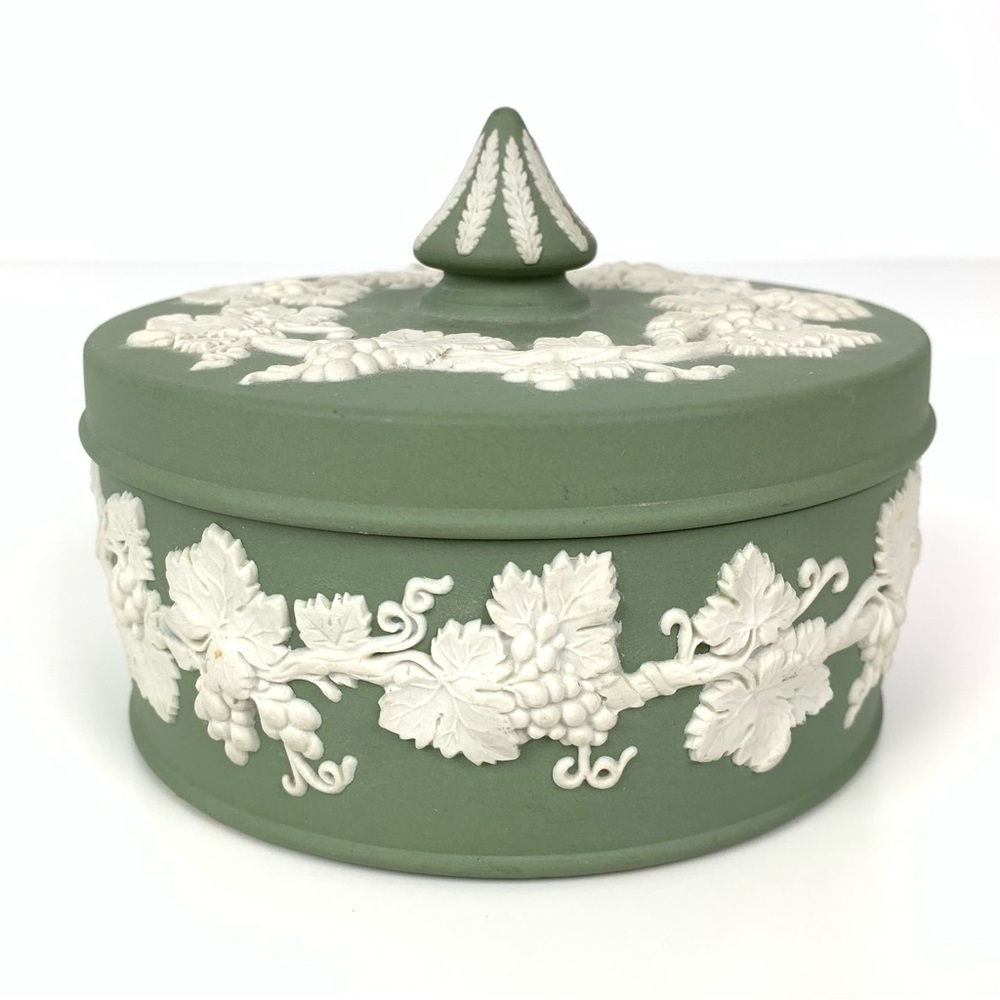 Wedgwood Sage Green Jasperware Lidded Round Box Large 5" Spike Knob Vtg Vines - Picture 2 of 16
